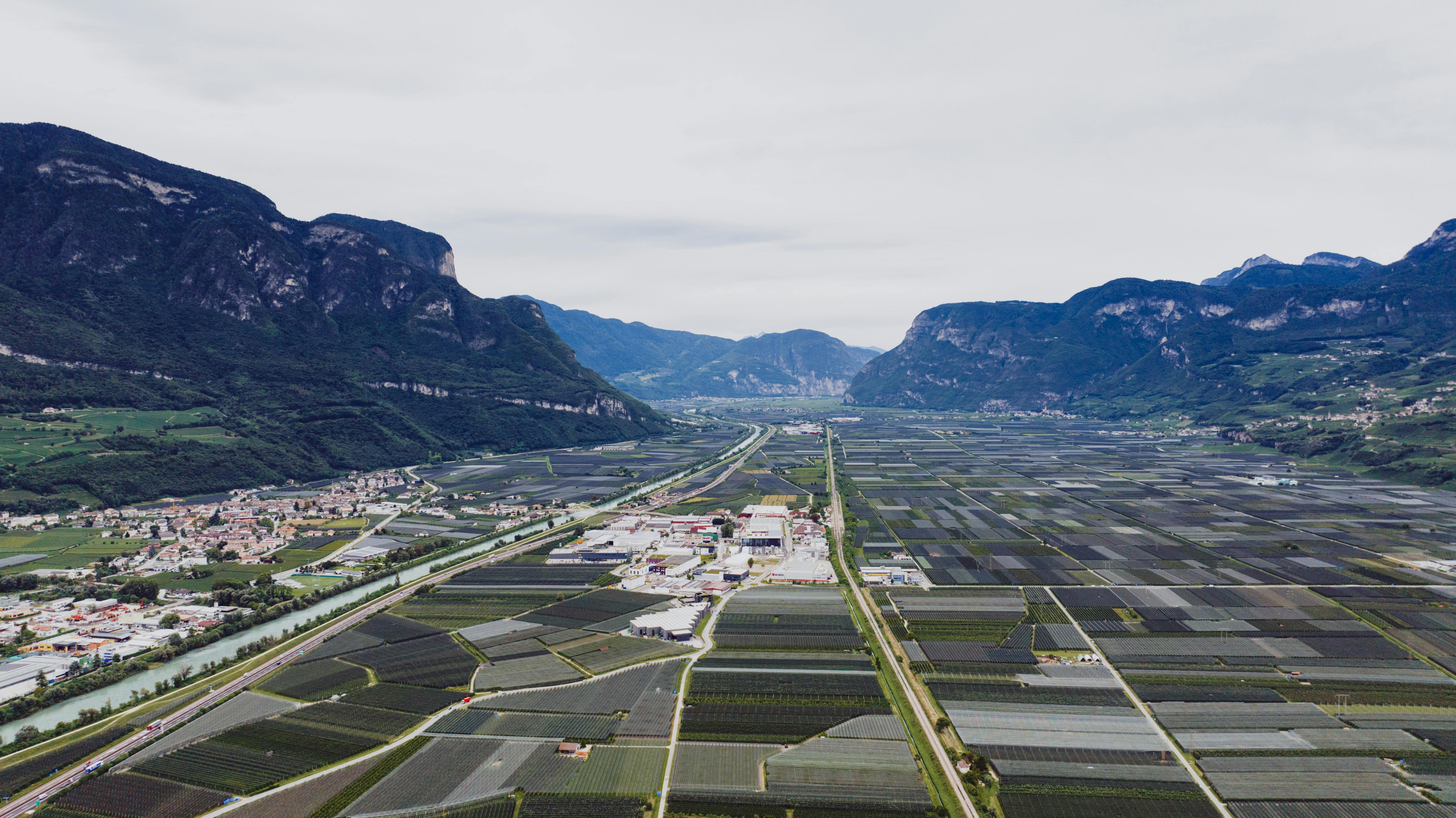 Vallée agricole et zone d'activités entre montagnes - tissu économique local